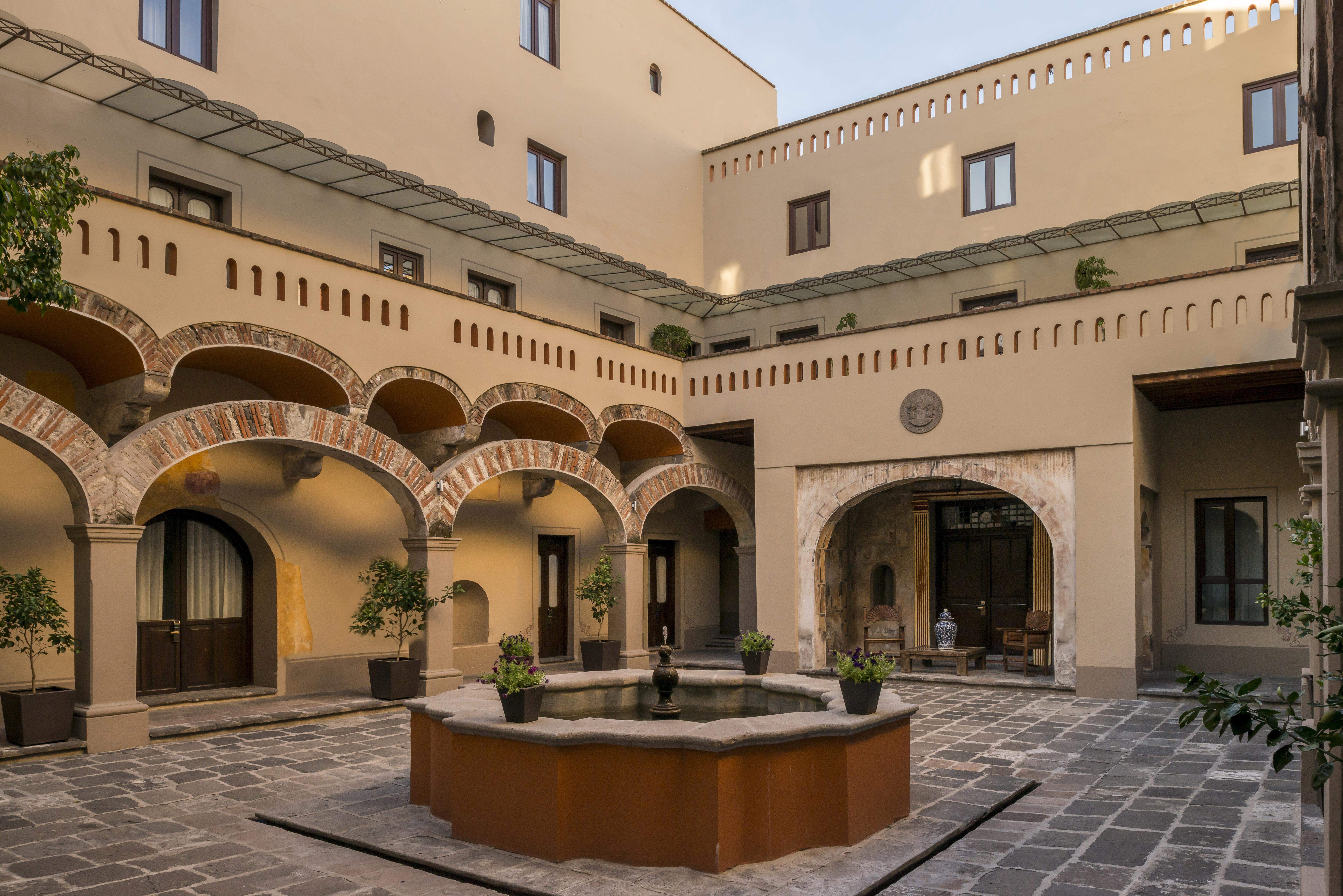 Quinta Real Puebla Hotel ภายนอก รูปภาพ The courtyard of the hotel
