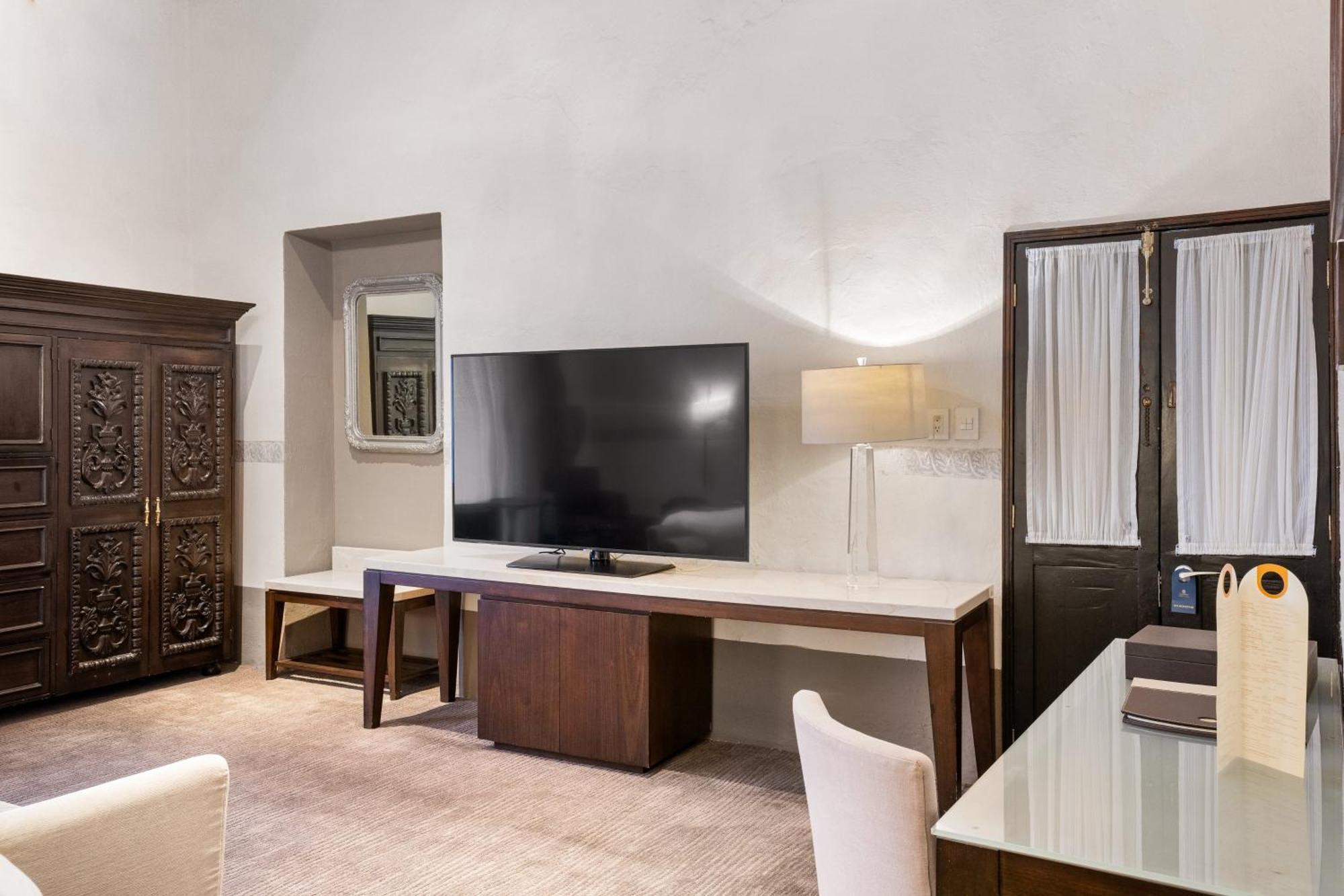 Quinta Real Puebla Hotel ภายนอก รูปภาพ A television in a hotel room