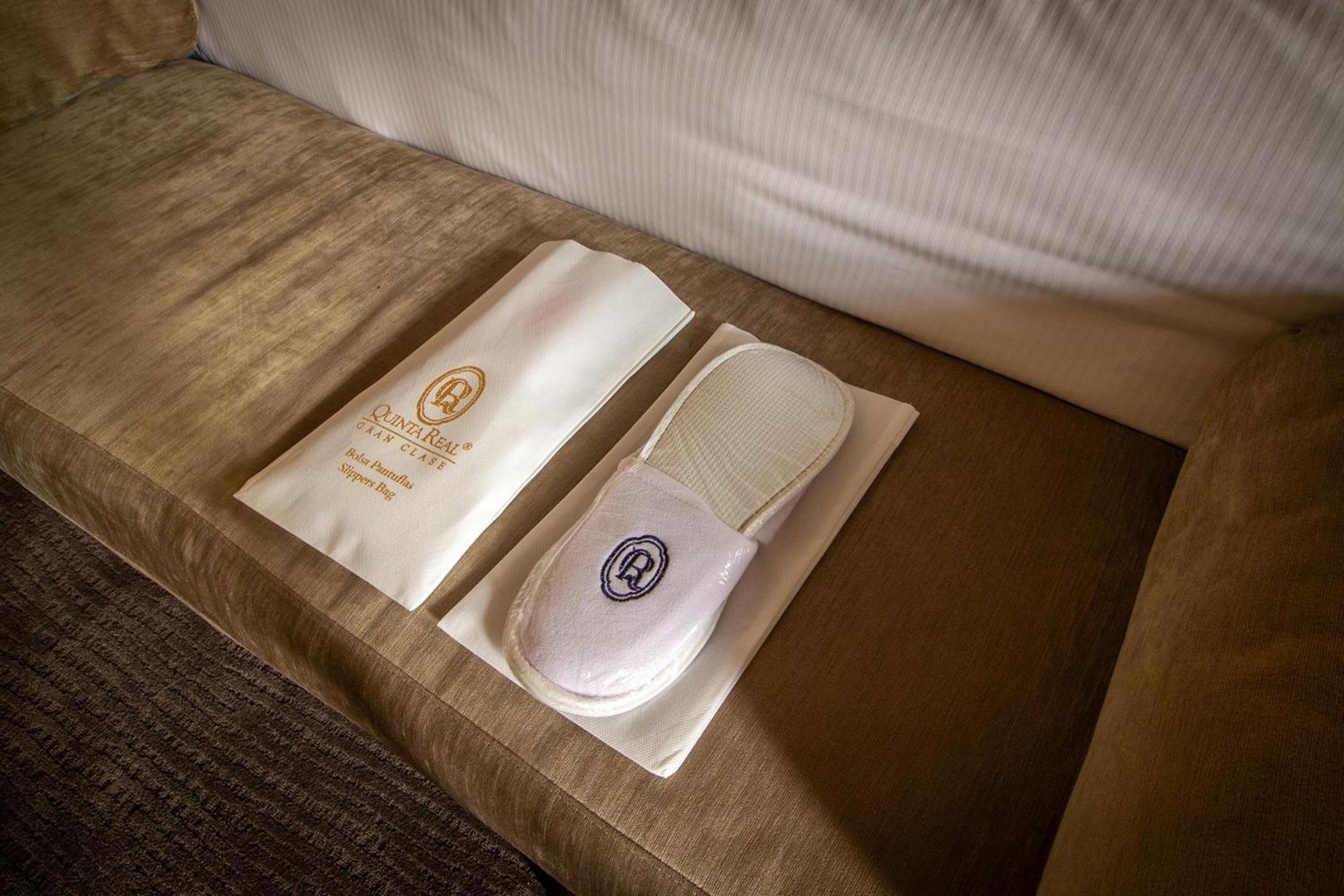 Quinta Real Puebla Hotel ภายนอก รูปภาพ Slippers at a hotel
