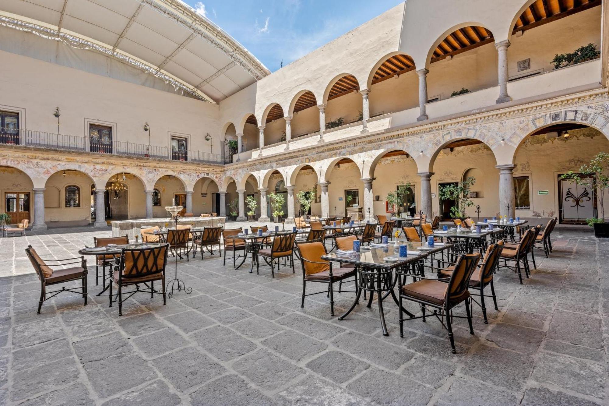 Quinta Real Puebla Hotel ภายนอก รูปภาพ The hotel's interior courtyard